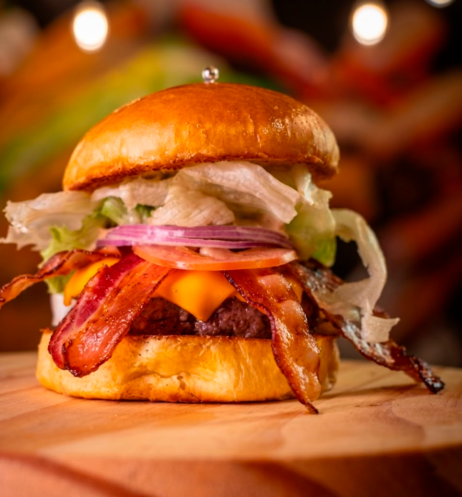 Hambúrguer artesanal Dini's Burger com bacon, queijo e alface